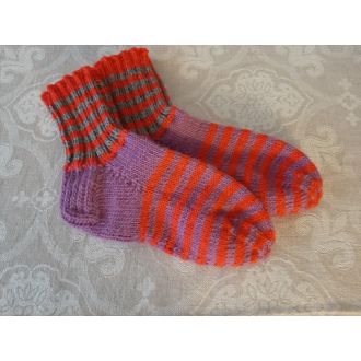 Punasävyiset raidalliset villasukat